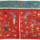 Großer Wandbehang mit Blütenvasen und Antiquitäten in Seidenstickerei auf rotem Fond - Foto 1