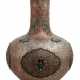 Große gebauchte Vase aus versilbertem Kupfer mit floralem Dekor und Steinbesatz - фото 1