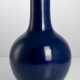 Puderblau glasierte Vase aus Porzellan mit langem Hals - фото 1