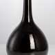Schwarzbraun glasierte Vase in Birnform mit langem Hals - Foto 1