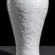 Vase mit reliefiertem Dekor von Blüten und Rankwerk - фото 1