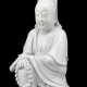 Dehua-Figur des Guanyin mit einer Gebetskette und Rolle sitzend dargestellt - photo 1