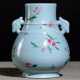 Hellblau glasierte 'hu'-förmige Vase aus Porzellan mit 'Famille rose'-Dekor von Blüten - фото 1