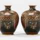 Paar Cloisonné-Vasen mit Dekor von Fabeltieren in Lanzettbordüre und Brokatmustern - Foto 1