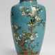 Cloisonné-Vase mit Dekor von Vögeln und Prunus auf taubenblauem Fond mit Silbereinfassung - Foto 1