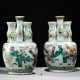 Paar 'Famille-verte'-Vasen aus Porzellan mit fünf Auslässen auf der Schulter - photo 1