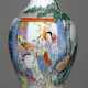Balustervase aus Porzellan mit 'Famille rose'-Dekor einer Romanszene - Foto 1
