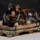 Auberginefarben glasiertes Fahua-Modell eines liegenden Hundes auf einem Podest - Foto 1