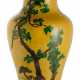 Große gelb glasierte Vase mit Kranich, Kiefer und Lingzhi aus Porzellan - photo 1