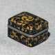 Kleine Lackdose mit Dekor von Blattranken und zentralem (hidari)-mitsu tomoe-Wappen - Foto 1