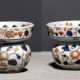 Paar Streusand-Gefäße aus Imari-Porzellan mit polychromem Blütendekor und Rankwerk - photo 1