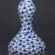 Kalebassenförmige Vase aus Porzellan mit dichtem, unterglasurblauen Dekor v. Ahornblättern - фото 1