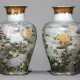 Paar Satsuma-Vasen mit Dekor von blühenden Chrysanthemensorten in zarten Emailfarben - Foto 1