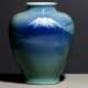 Vase aus Porzellan mit Darstellung des Berg Fuji auf seladonfarbenem Fond - photo 1