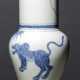 Vase aus Porzellan mit unterglasurblauem Dekor eines Tigers und Bambus - Foto 1