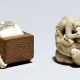Okimono u. Netsuke aus Elfenbein bzw. Holz: Affenhorde u. Oni der sich im Kasten versteckt - Foto 1