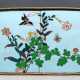 Cloisonné-Tablett mit Dekor eines Spatzen und Schmetterlings über Blüten - Foto 1