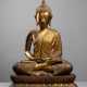 Bronze des Buddha Shakyamuni im Meditationssitz mit goldfarbener und roter Lackfassung - фото 1