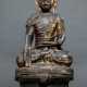 Skulptur des Buddha Shakyamuni mit goldener und schwarzer Lackfassung - фото 1