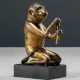 Bronze eines sitzenden Affen mit goldener und schwarzer Lackfassung - Foto 1
