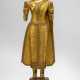 Bronze des stehenden Buddha Shakyamuni mit roter und goldfarbener Lackfassung - Foto 1