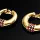Paar Wilm Midcentury Gelbgold 750 Stiftcreolen mit Rubinbesatz, sign., 29,3g, Ø 3,3cm, leichte Tragespuren - photo 1 Paar Wilm Midcentury Gelbgold 750 Stiftcreolen mit Rubinbesatz, sign., 29,3g, Ø 3,3cm, leichte Tragespuren - photo 1