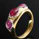 Handgefertigter Gelbgold 900 Ring mit 3 Rubincabochons in Weißgold Zargenfassung, 8g, Gr. 54 - фото 1