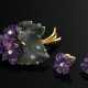 3 Teile Gelb- und Weißgold 585 Veilchen-Set aus geschnitzten Amethystblüten und Jadeblättern: Nadel mit Achtkant Diamanten (zus. ca. 0.06ct/VSI/W, 9,4g, 4x3,1cm) und Paar Ohrstecker mit weißen Saphiren (Ø 1,2cm, 2g), Tr… - photo 1