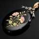 Ovales Onyx Medaillon mit Roségold 750 und Silber Fassung sowie polychromem Blütenbouquet in Transluzid Emaille Bemalung und kleinen Diamant Rosen, Schleifen Anhänger mit Flussperlen Besatz (6 Perlen fehlen), verso Glase… - photo 1