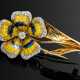 Van Cleef & Arpels Clip Gelbgold 750 Brosche "Blume" mit blau-gelb emaillierten Blütenblättern und umlaufendem Achtkant Diamantbesatz (zus. ca.0.60ct/ VVSI-VSI/W) in Platinfassungen sowie mittigem Brillant… - фото 1