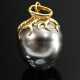 Tropfenförmige Tahiti-Zuchtperle mit floral gearbeiteter Gelbgold 750 Anhänger Montierung (nicht gestempelt, Klebespuren), 5,9g, 16,3x14,4cm - фото 1
