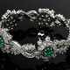 Elegantes Platin Armband mit Diamantsonnen und Ewigkeitsknoten im Brillant-, Achtkant- und Trapezschliff (zus. ca. 9.30ct) um 5 Smaragd Carrés (zus. ca. 2.70ct), 48,2g, L.17,5cm, Tragespuren - фото 1