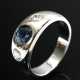 Weißgold 585 Bandring mit facettiertem Saphir und 2 Brillanten (zus. ca. 0.30ct/VSI/W), 10,4g, Gr. 57, Tragespuren - photo 1