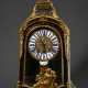 Louis XV Pendule in Boulle-Gehäuse mit vergoldeten Bronzeapplikationen, vergoldetes Bronzezifferblatt, Ziffern auf Emaille Einlagen, gesägte und gebläute Stahlzeiger, große Schlossscheibe und Fadenaufhängung, sign. &quot… - photo 1