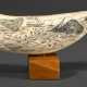Scrimshaw "Walfang Szene", 19.Jh., beschnitzter und gesägter Walzahn mit geschwärztem Ritzdekor auf Holzsockel, sign. "Dias", L. 14cm, 193g - photo 1