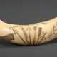 Scrimshaw "Ship White Castle - Albany 1864" mit Walfangwerkzeugen, 19.Jh., beschnitzter Walzahn mit gefärbtem Ritzdekor, L. 11cm, 123g - photo 1