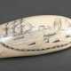 Scrimshaw "Walfangszene U.S.S. HEBE, 1853", 19.Jh., beschnitzter Walzahn mit geschwärztem Ritzdekor, bez./dat., L. 9cm, 88g - photo 1