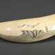 Scrimshaw "Walfang Szene", 19.Jh., beschnitzter Walzahn mit geschwärztem Ritzdekor, L. 12cm, 144g - фото 1