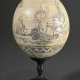 Graviertes Resin Straußenei in Scrimshaw Manier "Walfang Szenen und Mascarons" auf gegossenem Metallfuß nach altem Vorbild, H. 23cm - photo 1