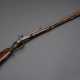 Vorderlader Perkussionsgewehr (Wallbüchse), beschnitzter Nussbaum-Vollschaft, Messing- und Eisenmontierungen, gezogener Achtkantlauf, Kaliber 16mm, L. 110cm, Ladestock (fest), 18./19.Jh., div. Defekte - photo 1
