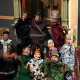 Puppentheater mit Handpuppen und Utensilien, farbig gefasstem Bühnenaufsteller mit Hintergrund- und Kulissenteilen, dazu 3 Anleitungshefte und 11 geschnitzte Handpuppen: Pferd, Wachtmeister, Teufel, Kasperl, Ritter, Sult… - photo 1