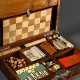 Historismus Holz Spielekasten mit versilberten Beschlägen in den Ecken, Schlüsselschild und Wappenkartusche "Edeldame" auf dem Deckel, u.a.: Schach, Backgammon, Domino, Kartendecks, Würfel und -becher, 11,5x27x… - Foto 1