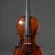 Deutsche Geige mit Zettel "Joh. Christ. Schuster Violinmacher aus Prag 1778", wohl Süddeutsch 1. Hälfte 19.Jh., einteiliger Boden, gewölbte Decke, angeschäfteter Wirbelkopf, gedübelte Wirbellöcher, L. 59,5cm, B… - photo 1