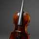 Geige im Koffer, Zettel innen "Haller´s Concert Violin Antonius Stradiuarius Cremonensis Faciebat Anno 1734", 1. Hälfte 20.Jh., geteilter feingeriegelter Boden, dunkelbrauner Lack, Stimme steht, L. 59,5cm, Bode… - photo 1