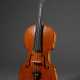Kleine 4/4 Geige mit Koffer, wohl deutsch um 1900, Zettel innen "Joseph Guarnerius fecit Cremonae anno 1725 IHS", am Wirbelkopf gestempelt "Standard Violin", einteiliger Boden, L. 58,5cm, Bodenlänge 3… - фото 1