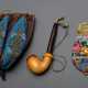 2 Diverse Teile Biedermeier Perlstickereien: kleines Portemonnaie "Rosenfries" mit vergoldetem Bügel und Leder Tabakbeutel "Blütenornamente auf türkis Fond" (darin einfache Meerschaum Pfeife), L. 21/1… - фото 1