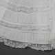 Baumwollbatist Taufkleid mit feinen floralen Weißstickerei Bordüren und Spitzeneinsätzen, 19.Jh., L. 108cm, leicht fleckig - photo 1