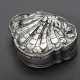 Muschelförmige Tabatiere mit getriebenem und graviertem Deckel, Frankreich Anfang 18.Jh., Tremolierstich, Silber, ungedeutete Punzen, 49g, 2,3x6,4x5,4cm, Alterspuren, rest. - photo 1