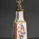 Kleiner Kupfer emaillierter Parfumflakon mit polychromem Fond und Blumenmalerei sowie reliefierter Goldstaffage, Messingmontierung und Blattstöpsel, 2. Hälfte 18.Jh., H. 8,8cm - Foto 1