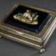 Silber Dose auf Kugelfüßchen mit umlaufendenden Blattornamenten und Mikromosaik Plakette "Hund und Anker" (Treue- und Hoffnungsallegorie) auf dem Deckel, innen vergoldet, am Boden "Fabergé" Punze, 84 … - photo 1